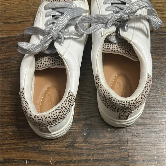 Universal Thread Sneakers - Picture 3 of 4